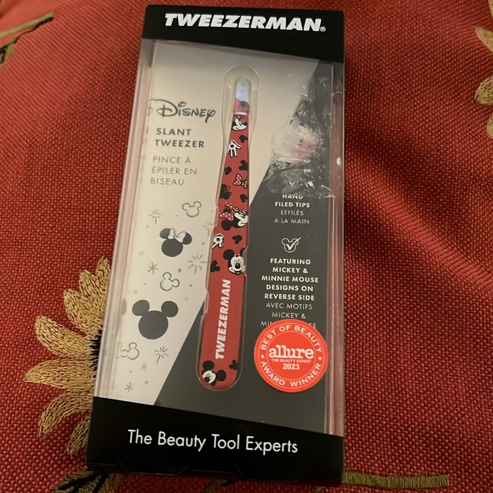 NIB Disney Valentine Mickey Mouse/Minnie reverse side Tweezerman slant tweezer